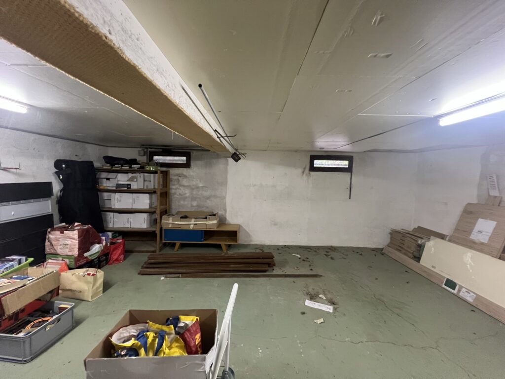 Piece a vivre du sous-sol avant travaux